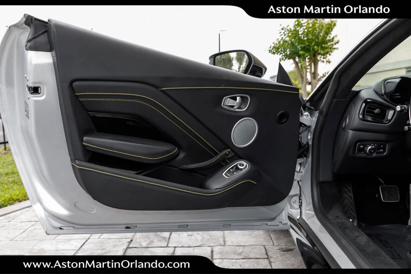 2022 Aston Martin Vantage Base